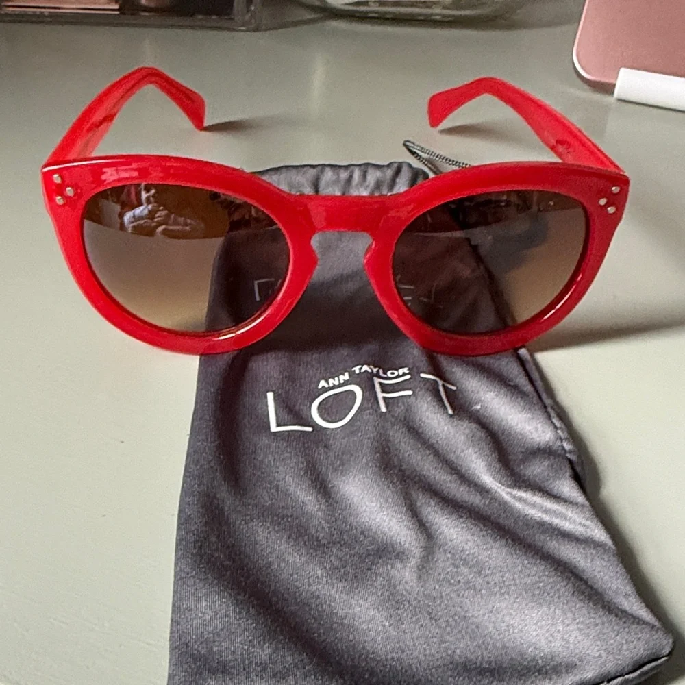 Ann Taylor loft red sunglasses with bag - Picture 3 of 4